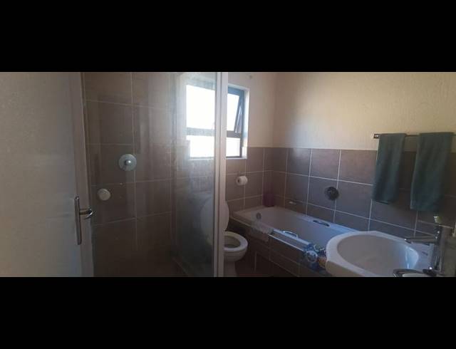 2 BEDROOM PROPERTY TO RENT IN HELDERKRUIN